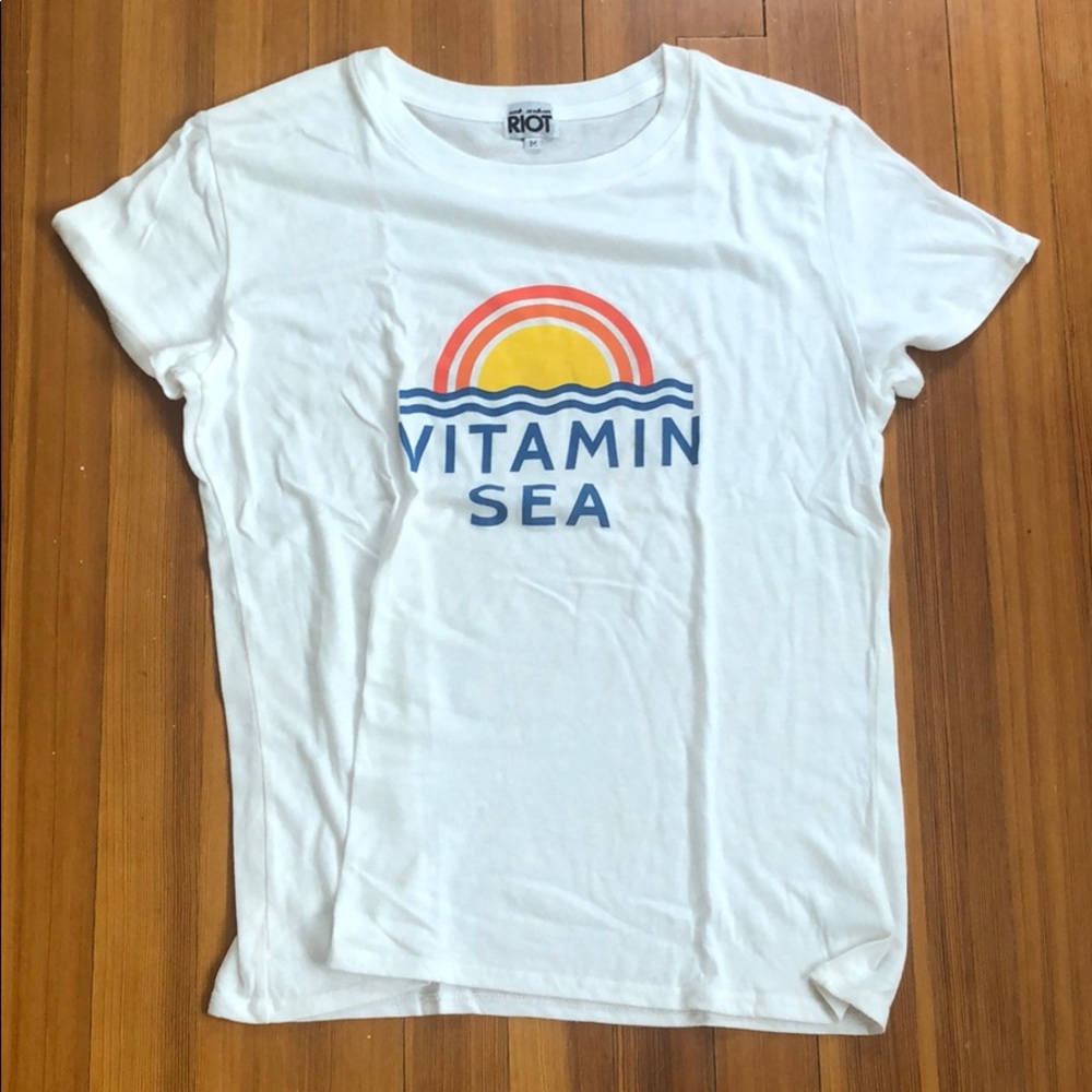 NEVER WORN TEE SHIRT